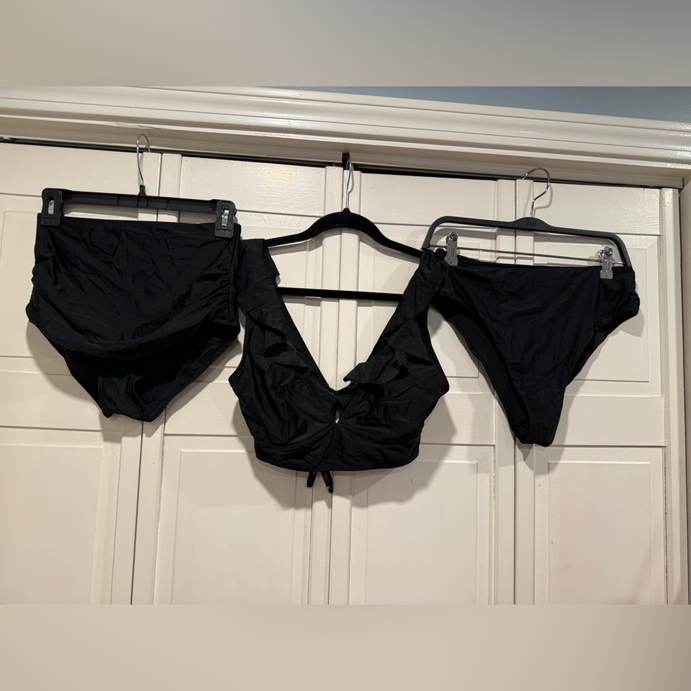 Bikini set with 2 bottoms size medium NWOT‎